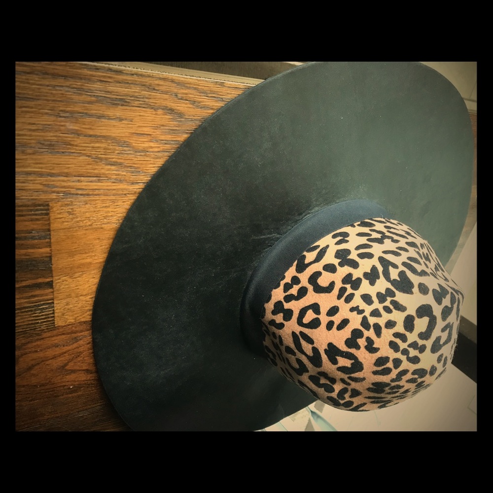 Leopard and black hat